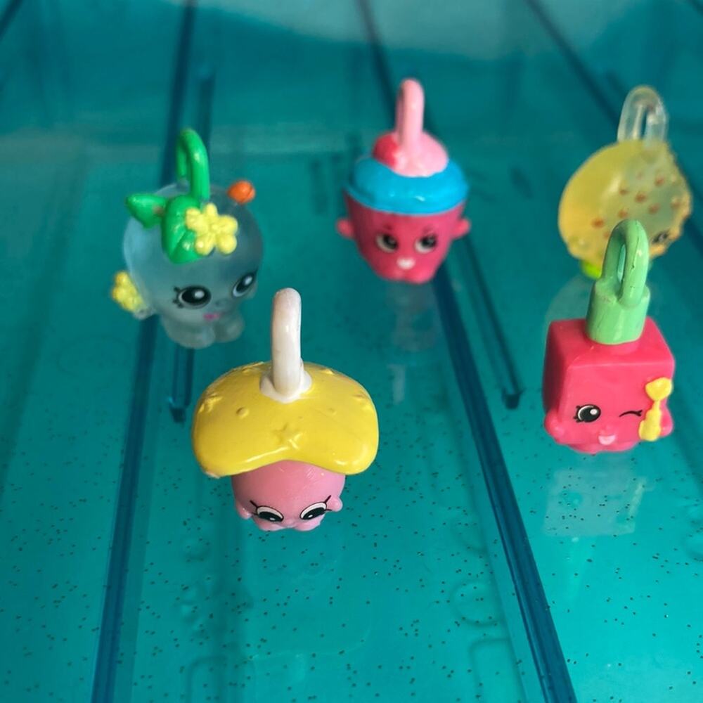 SHOPKINS NECKLACE ITEMS AND CASE - Picture 3 of 6